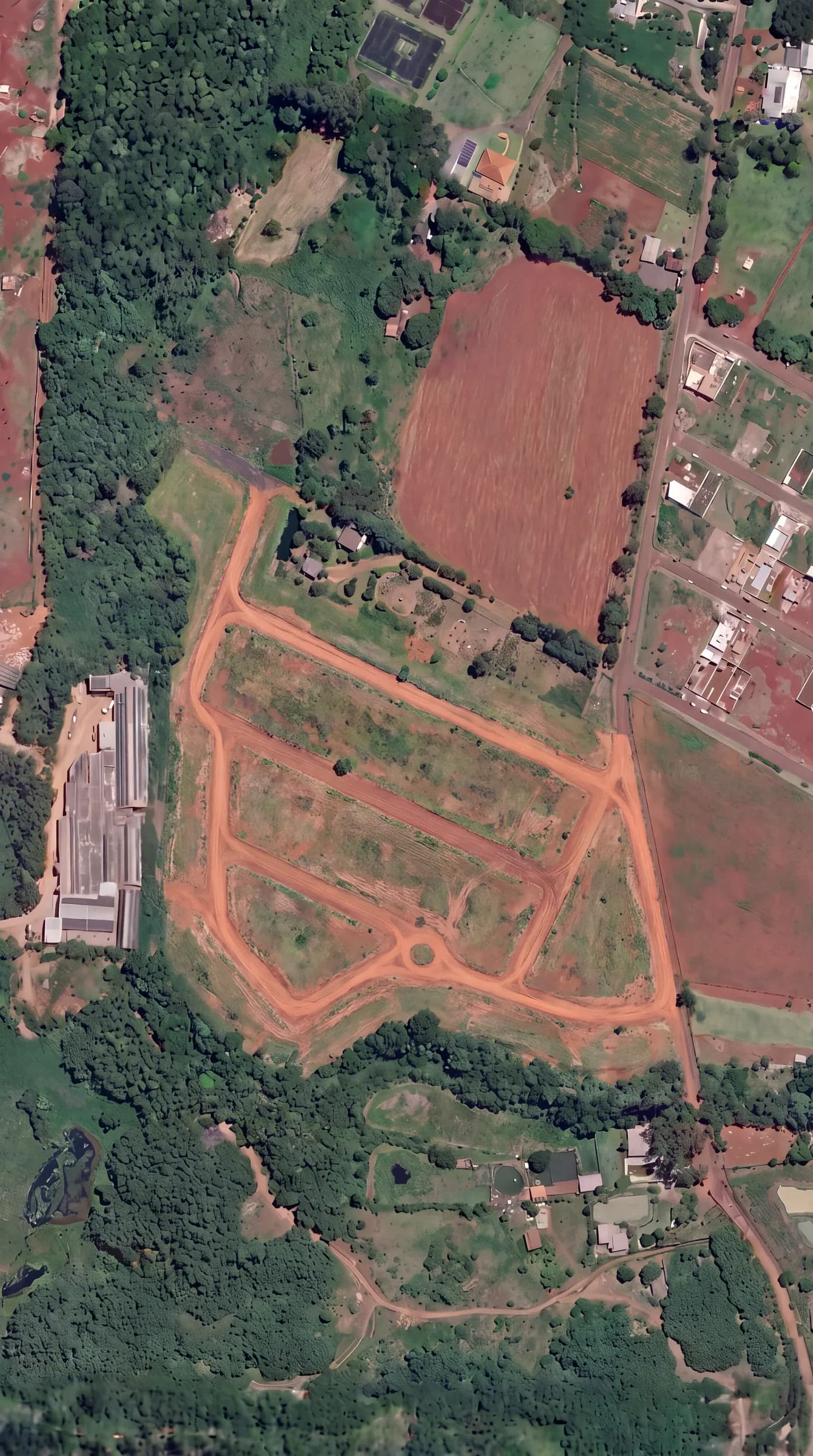 Vista de cima da gleba do Jardim Isabel com o traçado das ruas aberto em terra