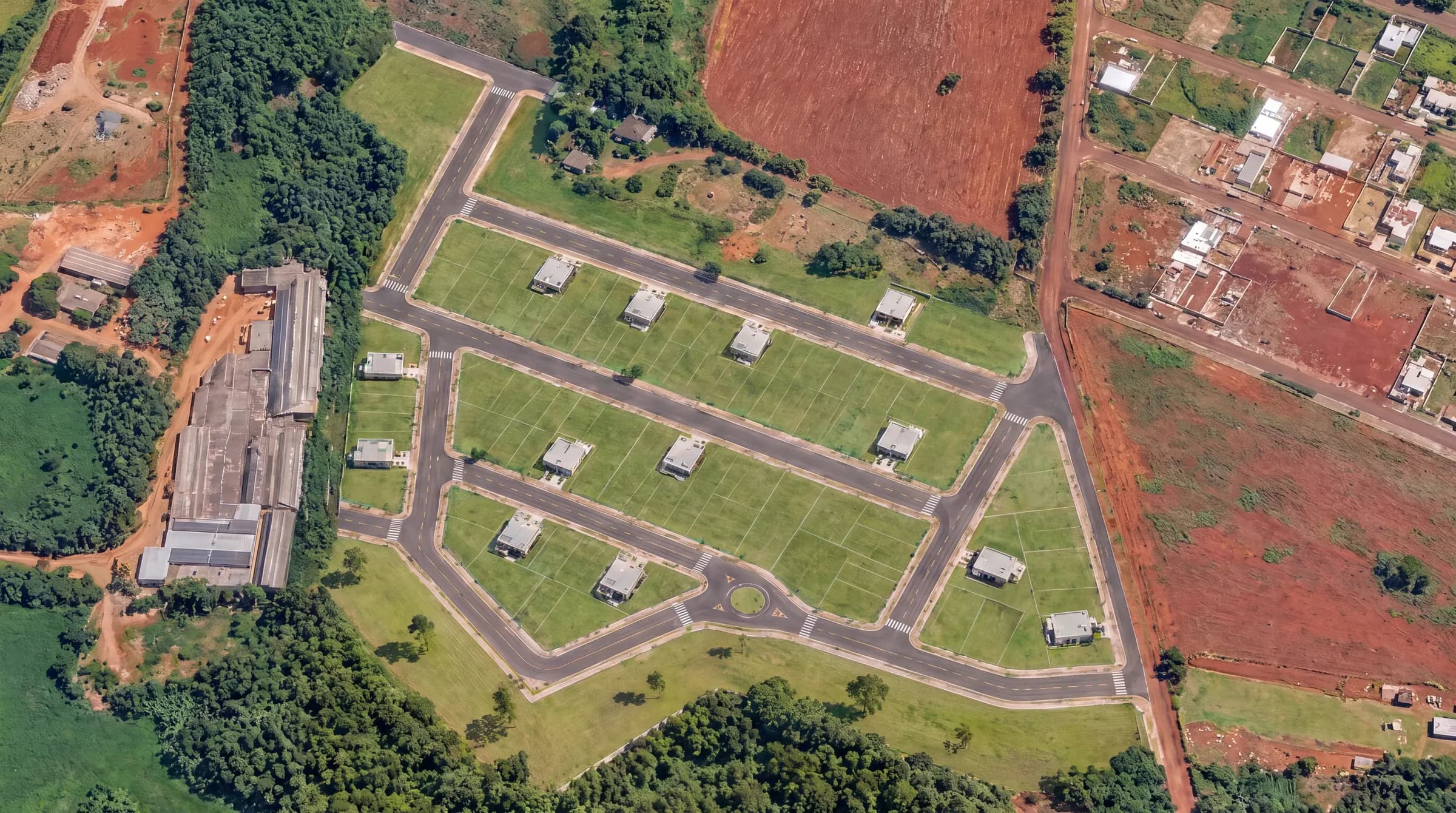 Vista aérea ilustrativa do Loteamento Jardim Isabel com ruas, rotatória e as primeiras casas, na região leste de Foz do Iguaçu